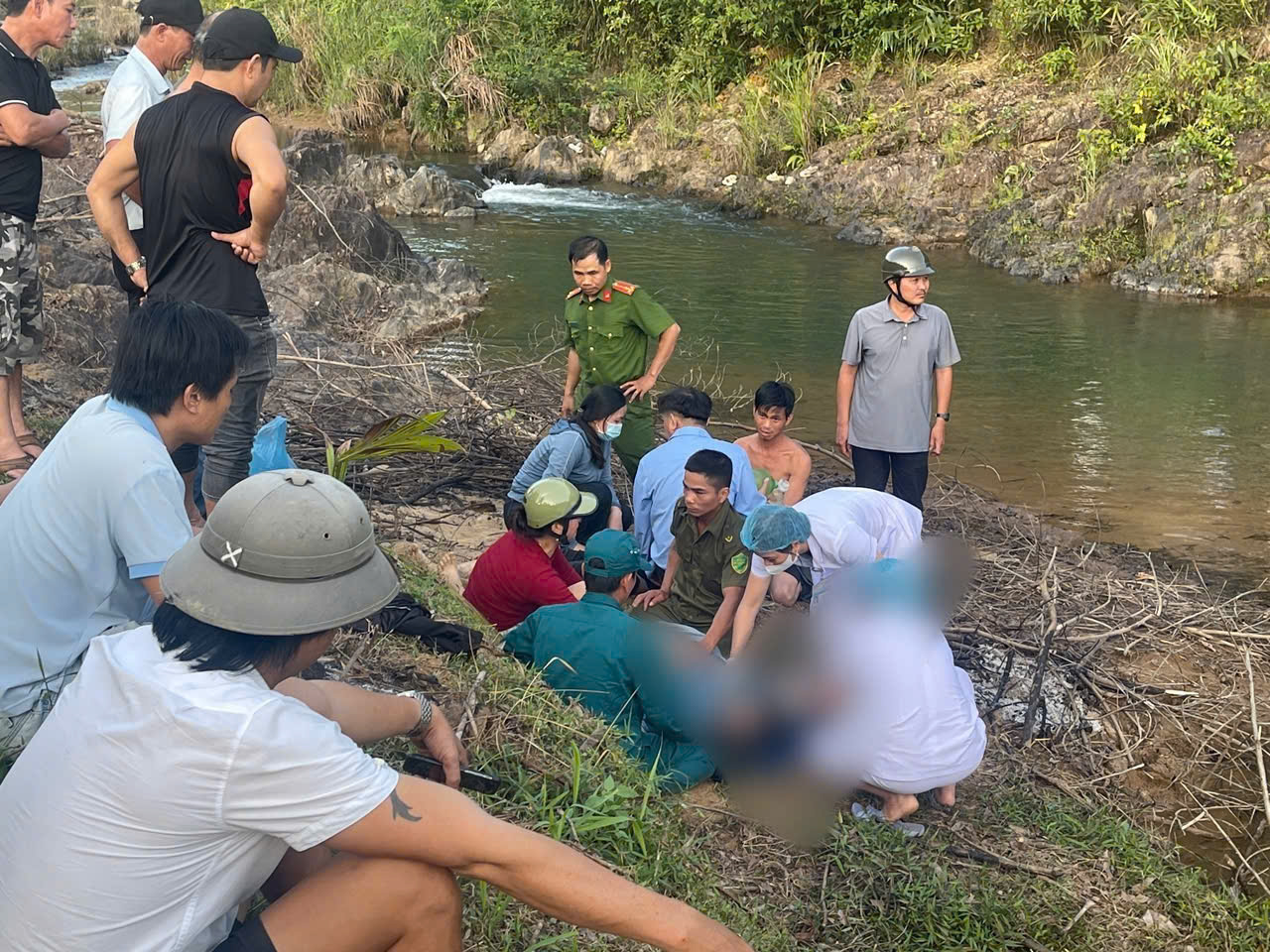 Trượt ch&acirc;n v&agrave;o v&ugrave;ng nước s&acirc;u, 2 nữ sinh lớp 9 tử vong thương t&acirc;m- Ảnh 1.