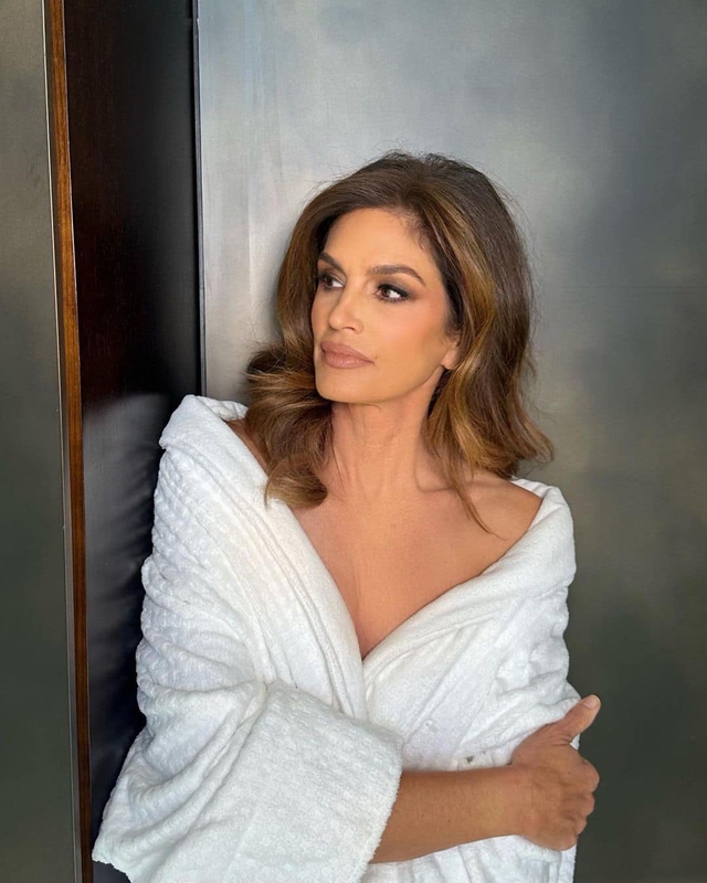 Cindy Crawford ở tuổi 60 vẫn trẻ trung rạng rỡ: Th&oacute;i quen buổi s&aacute;ng k&eacute;o d&agrave;i 2,5 tiếng khiến ai xem cũng cho&aacute;ng- Ảnh 5.