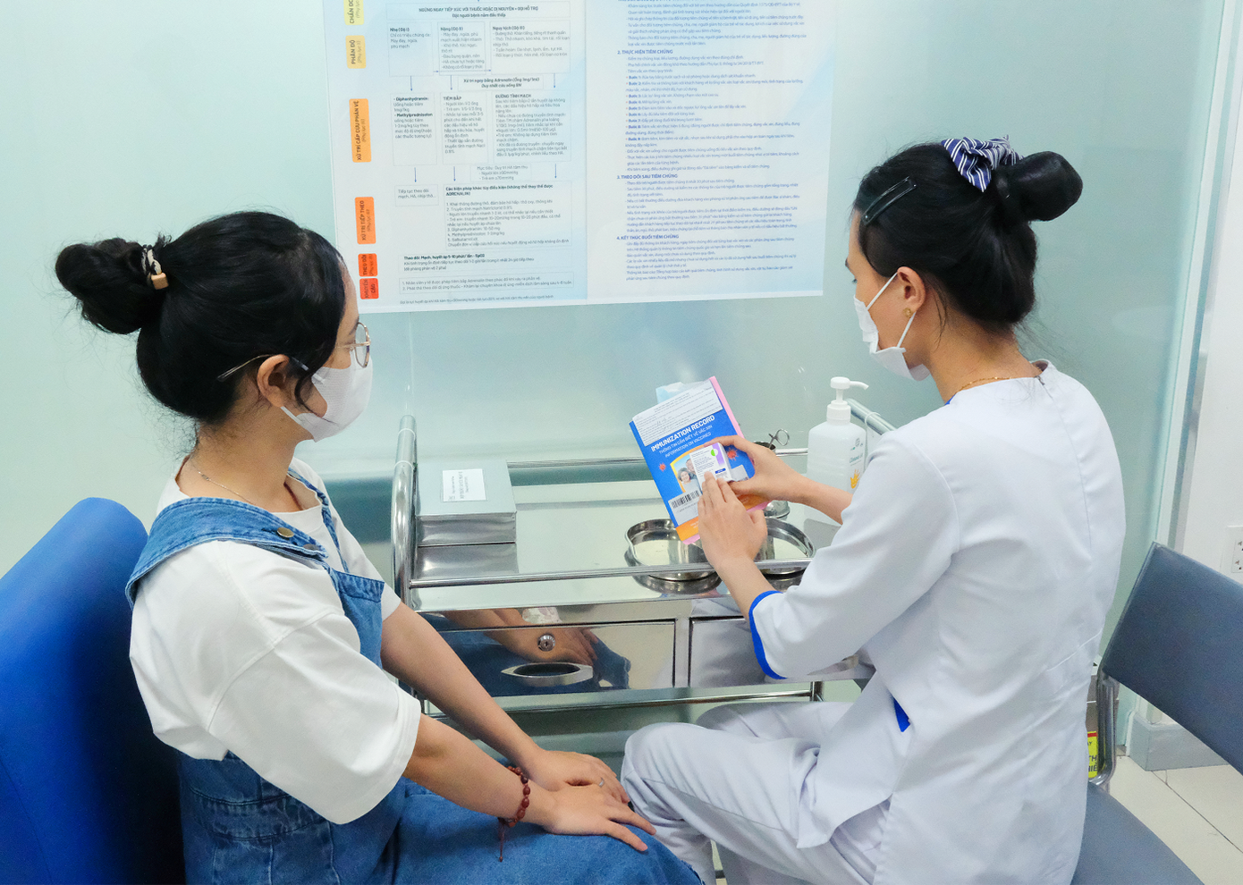 Sau ca tử vong do n&atilde;o m&ocirc; cầu, người d&acirc;n đổ x&ocirc; đi ti&ecirc;m vắc xin- Ảnh 2.