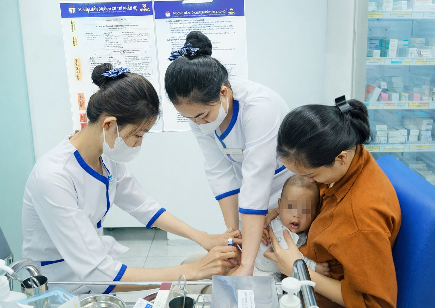 Sau ca tử vong do n&atilde;o m&ocirc; cầu, người d&acirc;n đổ x&ocirc; đi ti&ecirc;m vắc xin- Ảnh 1.