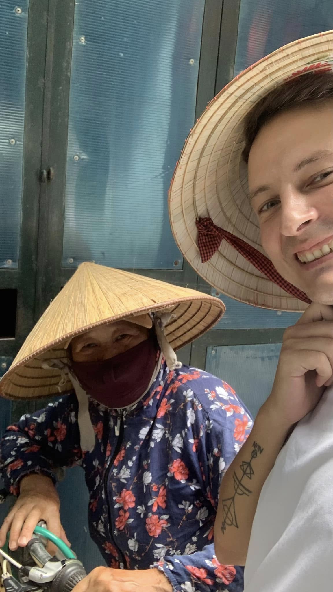 Khách Tây đang đi du lịch bỗng được "gả vợ" ở Việt Nam, netizen: Cứ đà này thì mỗi tỉnh một "cô vợ"!- Ảnh 5. Khách Tây đang đi du lịch bỗng được "gả vợ" ở Việt Nam, netizen: Cứ đà này thì mỗi tỉnh một "cô vợ"!- Ảnh 5.