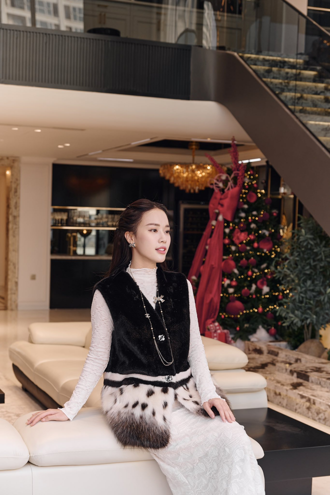 Chọn b&igrave;nh y&ecirc;n b&ecirc;n gia đ&igrave;nh thay v&igrave; h&agrave;o quang Hoa hậu: Nữ MC lấy chồng Tiến sĩ, cuộc sống như ph&uacute; b&agrave; trong dinh thự 9 tầng ở H&agrave; Nội- Ảnh 10.