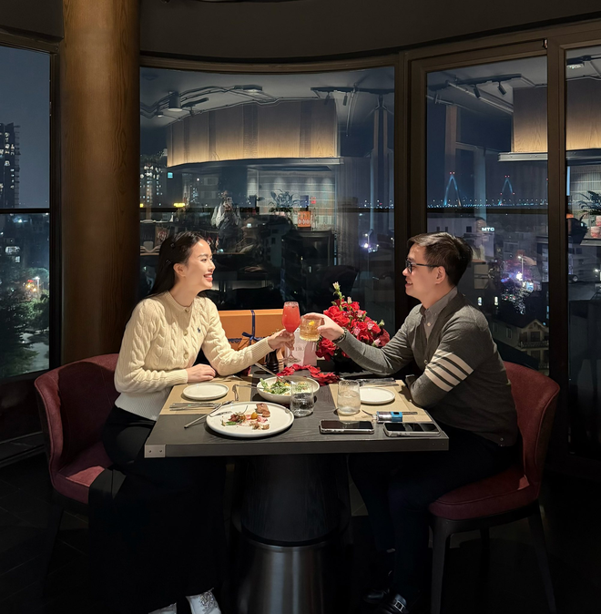 Chọn b&igrave;nh y&ecirc;n b&ecirc;n gia đ&igrave;nh thay v&igrave; h&agrave;o quang Hoa hậu: Nữ MC lấy chồng Tiến sĩ, cuộc sống như ph&uacute; b&agrave; trong dinh thự 9 tầng ở H&agrave; Nội- Ảnh 12.