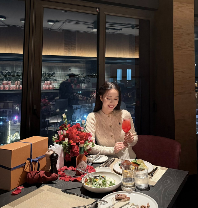 Chọn b&igrave;nh y&ecirc;n b&ecirc;n gia đ&igrave;nh thay v&igrave; h&agrave;o quang Hoa hậu: Nữ MC lấy chồng Tiến sĩ, cuộc sống như ph&uacute; b&agrave; trong dinh thự 9 tầng ở H&agrave; Nội- Ảnh 13.