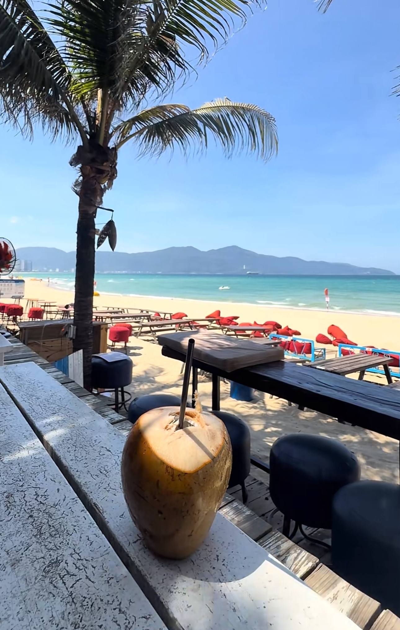 Chuyện lạ Đ&agrave; Nẵng: Chuối chi&ecirc;n vỉa h&egrave; đang b&aacute;n chạy bỗng đồng loạt biến mất nhường chỗ cho thức uống giải nhiệt chưa tới 20.000 đồng- Ảnh 1.