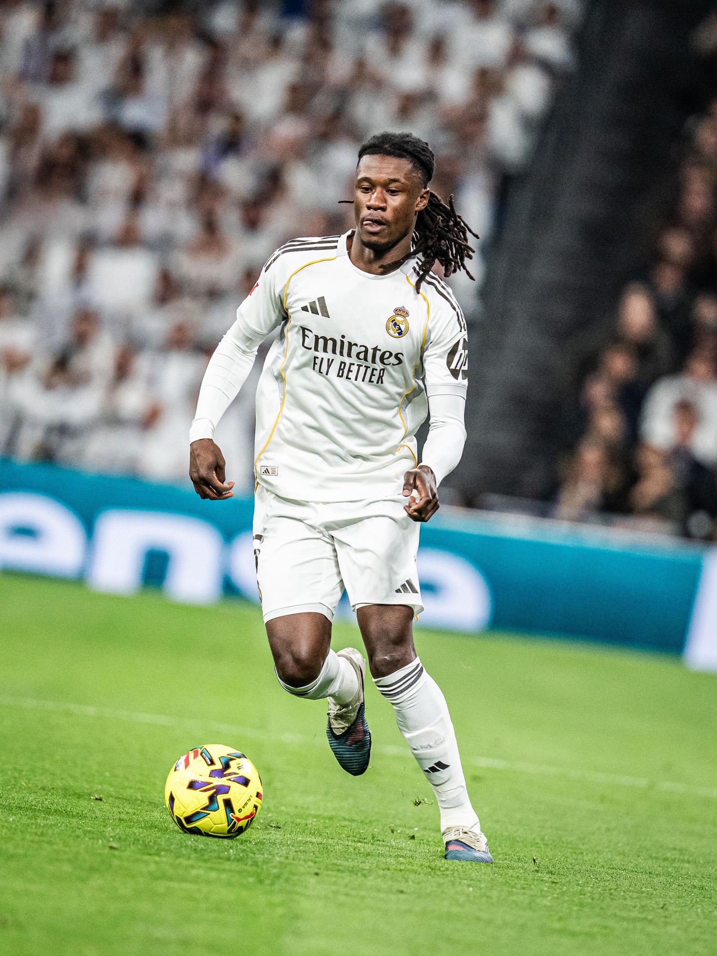 Chạnh l&ograve;ng cảnh 2 thanh ni&ecirc;n đi d&eacute;p l&ecirc; ngồi bệt hầm SVĐ, "quay xe" ai ngờ lại l&agrave; ng&ocirc;i sao ngh&igrave;n tỷ của Real- Ảnh 4.