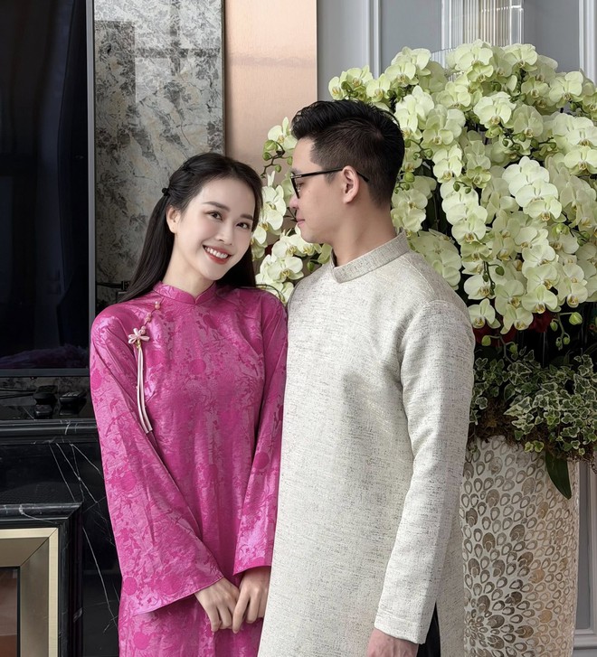 Chọn b&igrave;nh y&ecirc;n b&ecirc;n gia đ&igrave;nh thay v&igrave; h&agrave;o quang Hoa hậu: Nữ MC lấy chồng Tiến sĩ, cuộc sống như ph&uacute; b&agrave; trong dinh thự 9 tầng ở H&agrave; Nội- Ảnh 1.