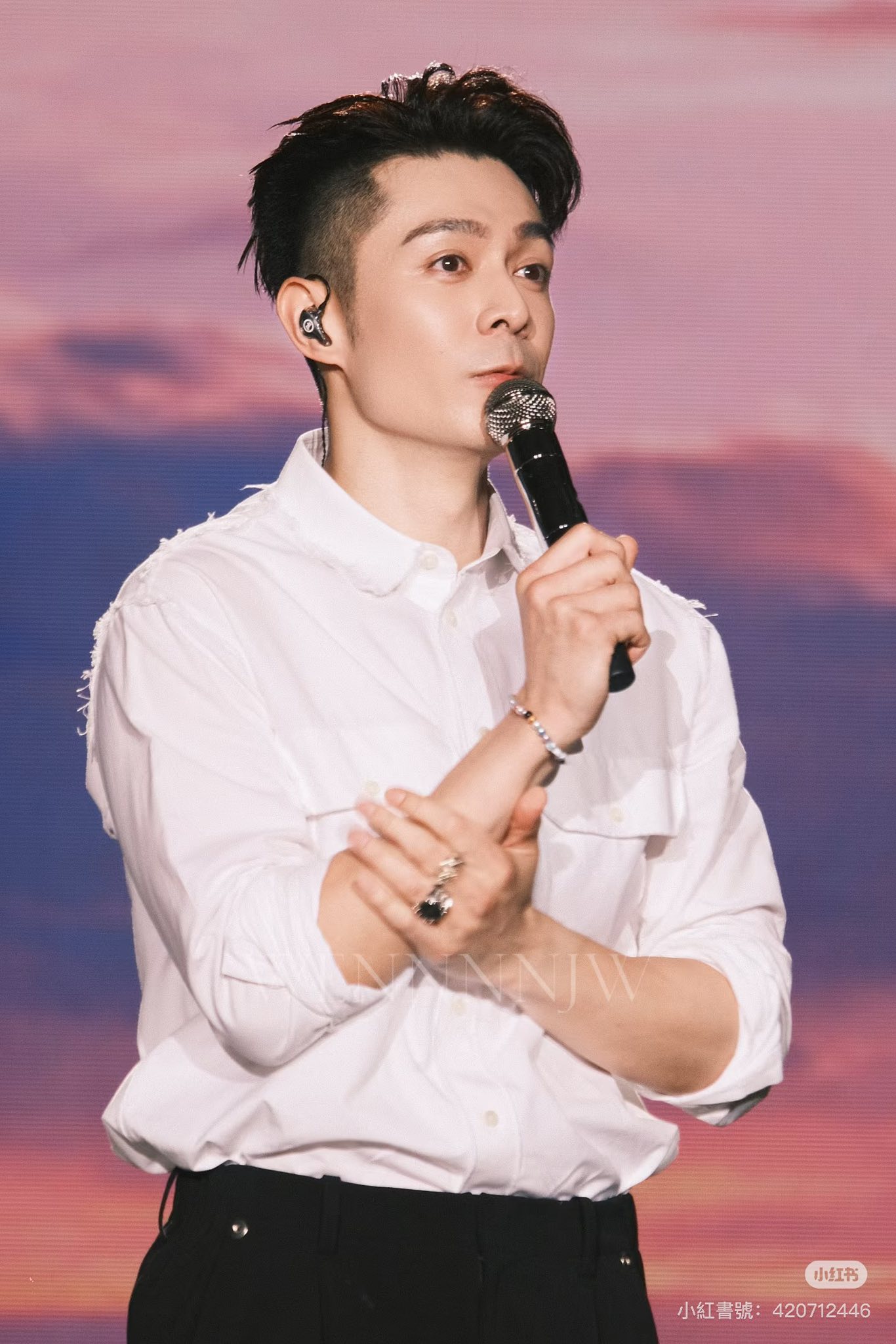 Clip: Kh&aacute;n giả nữ s&acirc;n si &ldquo;giật spotlight&rdquo; của người kh&aacute;c, c&aacute;i kết khiến MXH hả h&ecirc;- Ảnh 8.