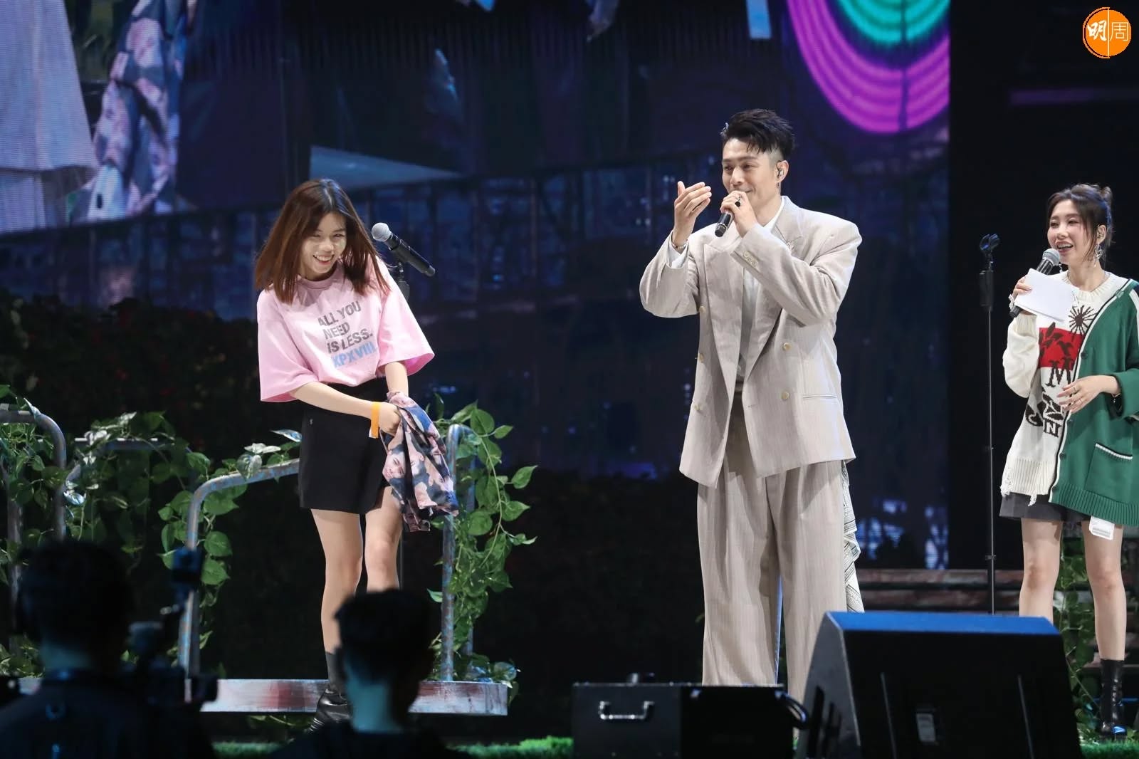 Clip: Kh&aacute;n giả nữ s&acirc;n si &ldquo;giật spotlight&rdquo; của người kh&aacute;c, c&aacute;i kết khiến MXH hả h&ecirc;- Ảnh 6.