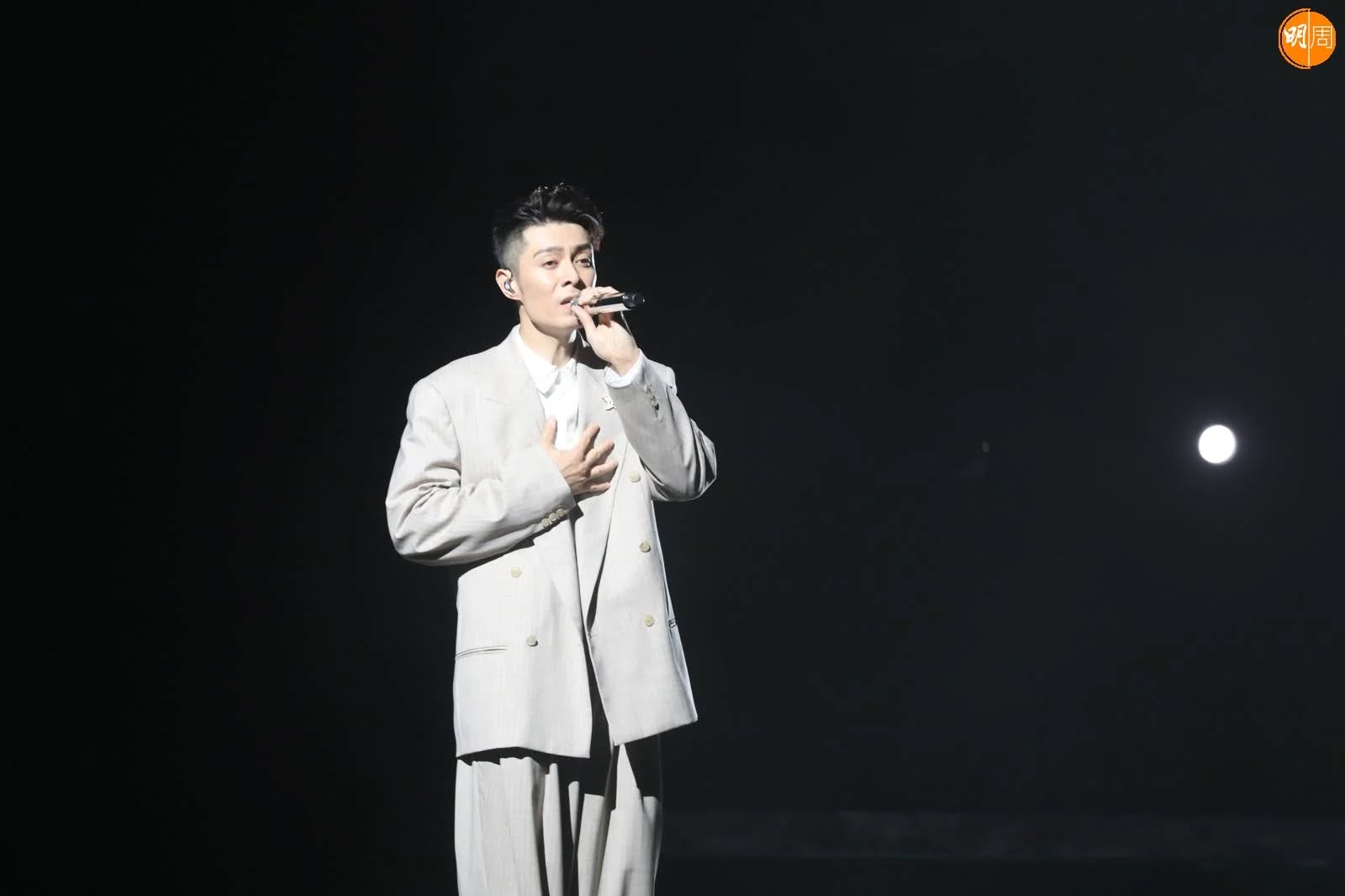 Clip: Kh&aacute;n giả nữ s&acirc;n si &ldquo;giật spotlight&rdquo; của người kh&aacute;c, c&aacute;i kết khiến MXH hả h&ecirc;- Ảnh 3.