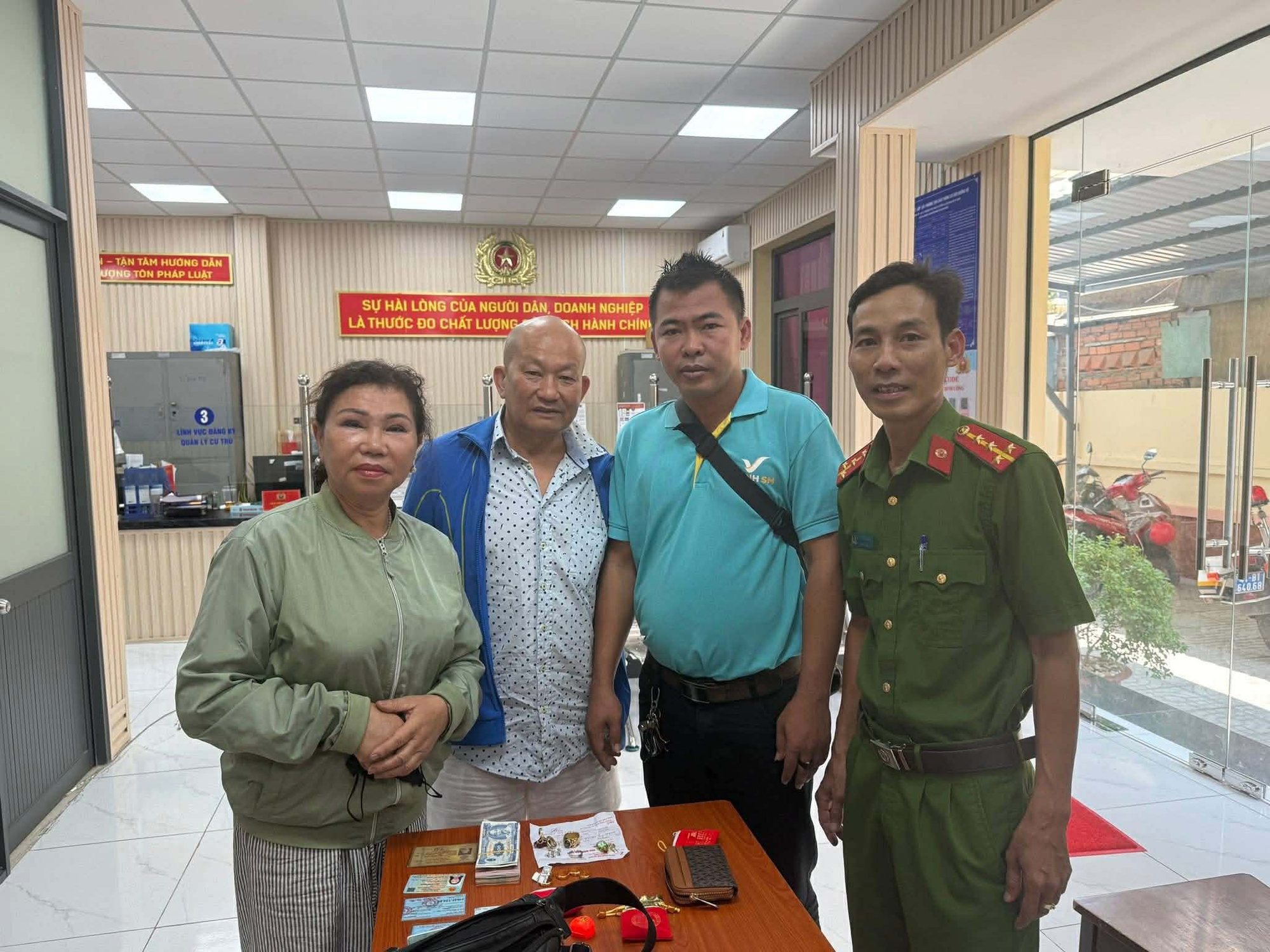 Bỏ qu&ecirc;n t&uacute;i x&aacute;ch chứa gần 10 chỉ v&agrave;ng v&agrave; kim cương tr&ecirc;n taxi, người phụ nữ nhận lại "ph&eacute;p m&agrave;u" trị gi&aacute; hơn 3 tỷ đồng- Ảnh 1.