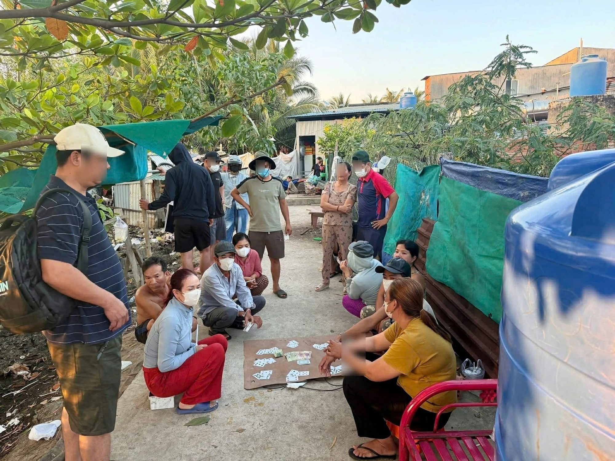 Đột k&iacute;ch "ổ nhện" b&agrave;i bạc ẩn m&igrave;nh ven s&ocirc;ng: Địa thế độc đạo, chỉ c&oacute; một đường ra v&agrave;o- Ảnh 1.