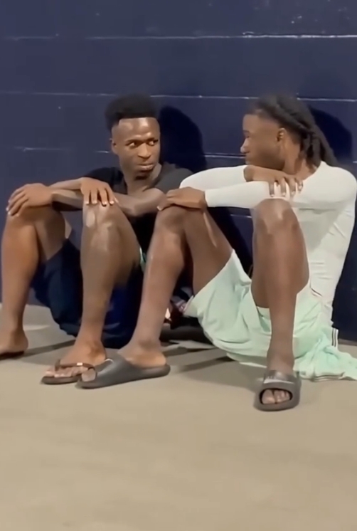 Chạnh l&ograve;ng cảnh 2 thanh ni&ecirc;n đi d&eacute;p l&ecirc; ngồi bệt hầm SVĐ, "quay xe" ai ngờ lại l&agrave; ng&ocirc;i sao ngh&igrave;n tỷ của Real- Ảnh 1.