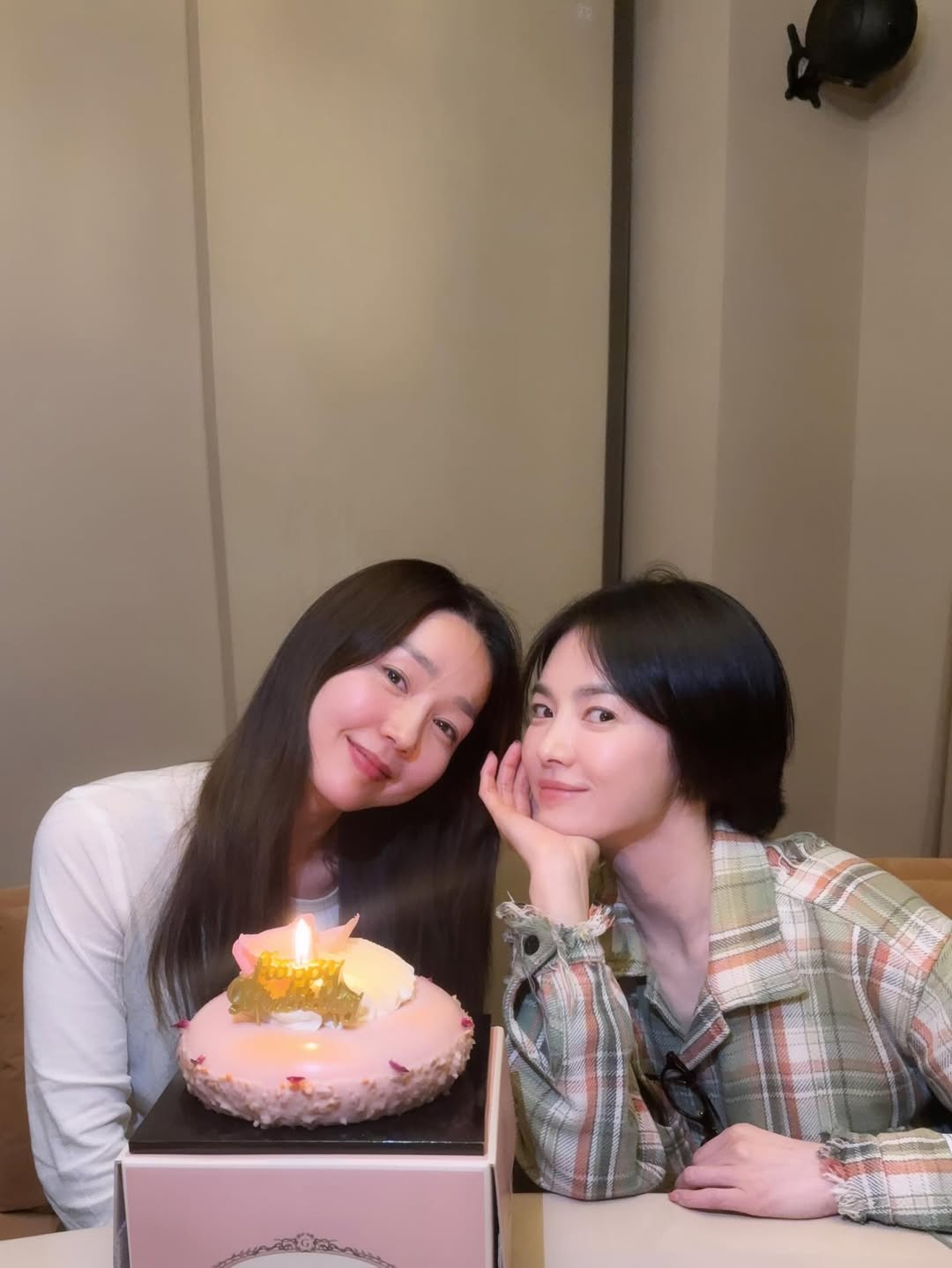 Mỹ nh&acirc;n s&aacute;t c&aacute;nh b&ecirc;n Song Hye Kyo sau khi nữ diễn vi&ecirc;n bị tố hủy hoại h&ocirc;n nh&acirc;n với Song Joong Ki- Ảnh 1.