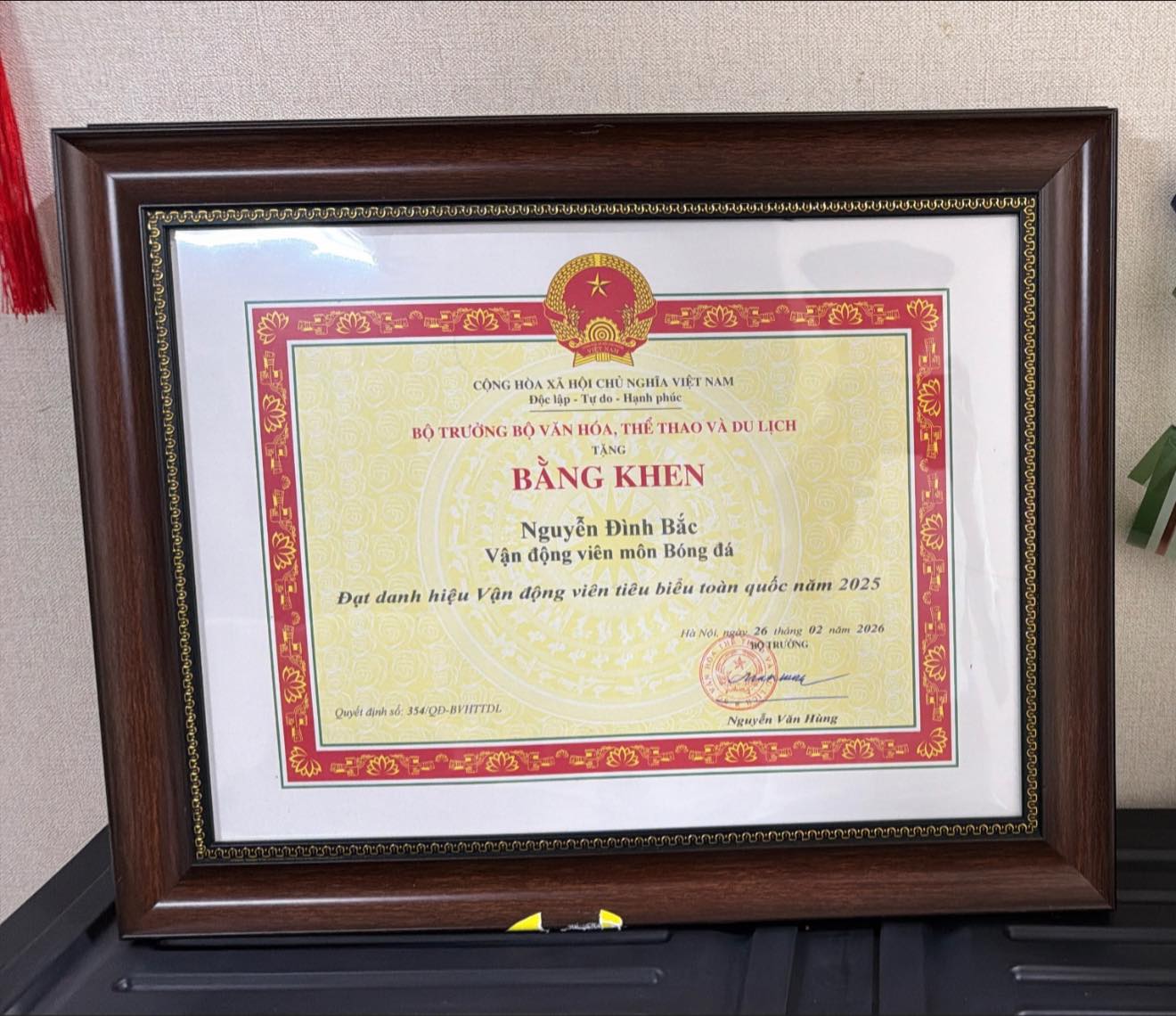 Đ&igrave;nh Bắc diện vest bảnh bao tay &ocirc;m 