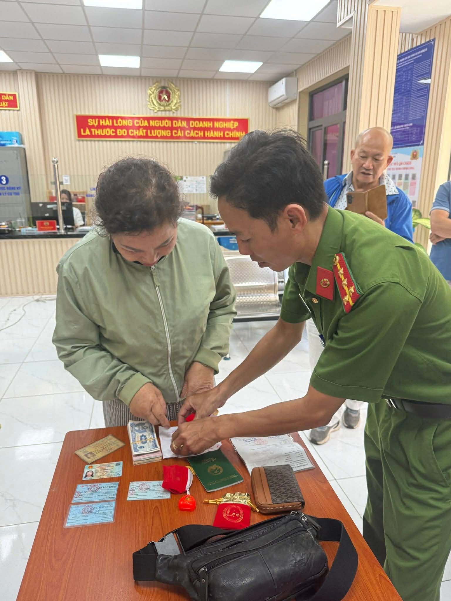 Bỏ qu&ecirc;n t&uacute;i x&aacute;ch chứa gần 10 chỉ v&agrave;ng v&agrave; kim cương tr&ecirc;n taxi, người phụ nữ nhận lại "ph&eacute;p m&agrave;u" trị gi&aacute; hơn 3 tỷ đồng- Ảnh 2.