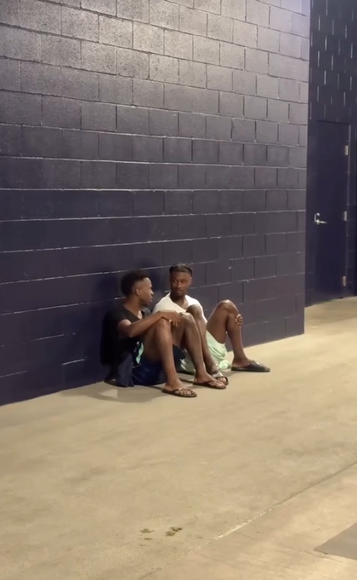 Chạnh l&ograve;ng cảnh 2 thanh ni&ecirc;n đi d&eacute;p l&ecirc; ngồi bệt hầm SVĐ, "quay xe" ai ngờ lại l&agrave; ng&ocirc;i sao ngh&igrave;n tỷ của Real- Ảnh 2.