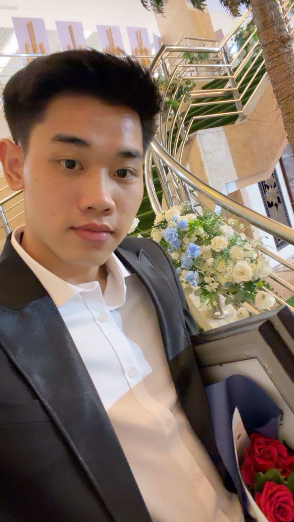 Đ&igrave;nh Bắc diện vest bảnh bao tay &ocirc;m 