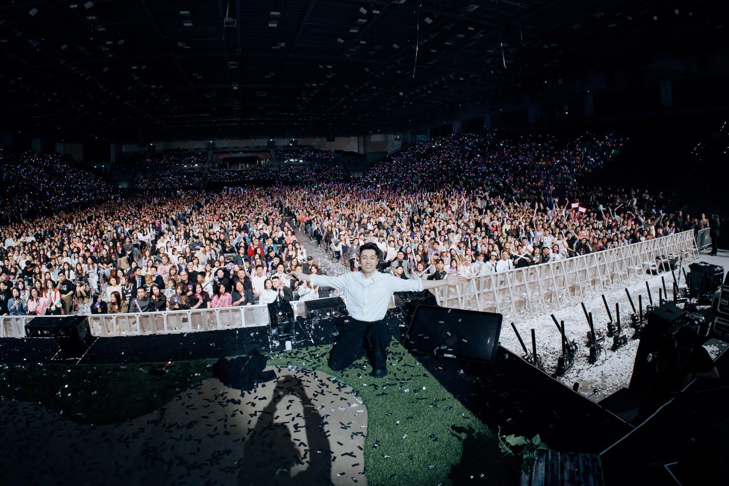 Clip: Kh&aacute;n giả nữ s&acirc;n si &ldquo;giật spotlight&rdquo; của người kh&aacute;c, c&aacute;i kết khiến MXH hả h&ecirc;- Ảnh 1.