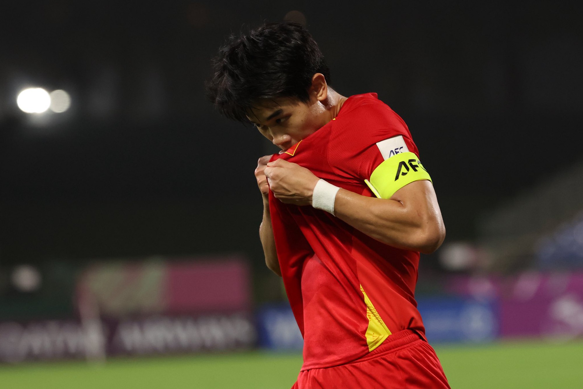 Đ&igrave;nh Bắc diện vest bảnh bao tay &ocirc;m 