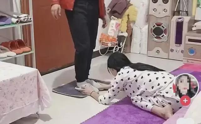 Bức ảnh QUỲ GỐI nhận b&atilde;o "gạch đ&aacute;": Đ&acirc;y ch&iacute;nh l&agrave; c&aacute;ch cha mẹ huỷ hoại con c&aacute;i nhanh nhất!- Ảnh 1.