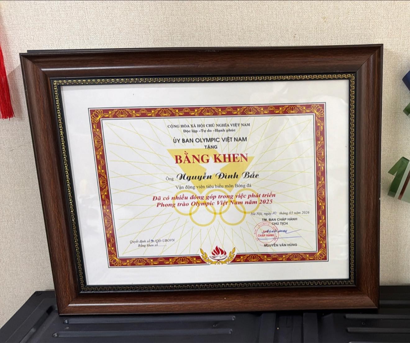 Đ&igrave;nh Bắc diện vest bảnh bao tay &ocirc;m 