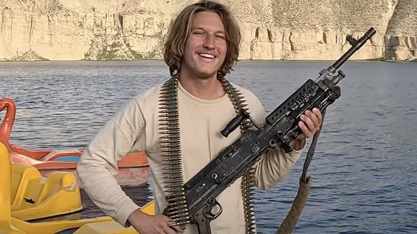 Một lon Coca-Cola du kh&aacute;ch để lại c&oacute; thể xo&aacute; sổ cả một bộ lạc- Ảnh 1.