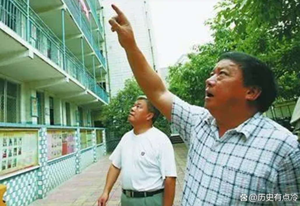 Thầy Hiệu trưởng bị ch&ecirc; tr&aacute;ch v&igrave; dạy học sinh m&ocirc;n "t&agrave;o lao", ai ngờ 3 năm sau, hơn 2.000 em được cứu sống bởi ch&iacute;nh bộ m&ocirc;n ấy!- Ảnh 2.