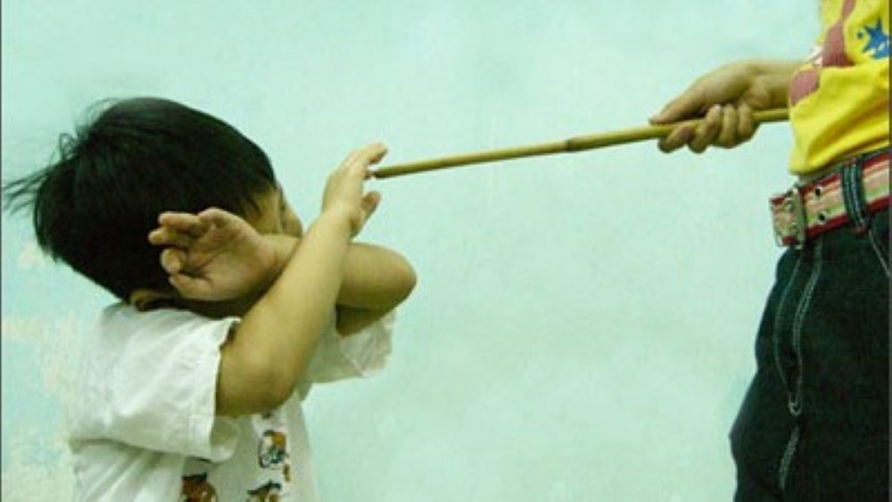 Phụ huynh v&agrave;o trường đ&aacute;nh học sinh lớp ba 10 roi theo "giao k&egrave;o"- Ảnh 1.