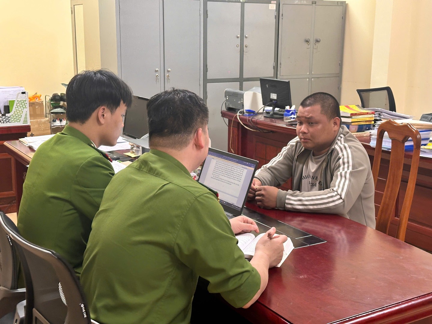 Ra lệnh bắt tạm giam, kh&aacute;m x&eacute;t khẩn cấp nơi ở của Đinh Văn Thượng SN 1992- Ảnh 1.