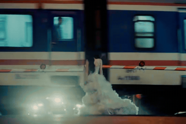 C&ocirc; d&acirc;u x&aacute;ch v&aacute;y đi tr&ecirc;n phố cũng hot rần rần, ho&aacute; ra l&agrave; mỹ nh&acirc;n Việt duy nhất được b&aacute;o H&agrave;n tung h&ocirc; "t&igrave;nh đầu quốc d&acirc;n"- Ảnh 1.