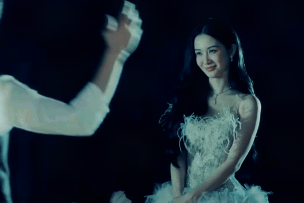 C&ocirc; d&acirc;u x&aacute;ch v&aacute;y đi tr&ecirc;n phố cũng hot rần rần, ho&aacute; ra l&agrave; mỹ nh&acirc;n Việt duy nhất được b&aacute;o H&agrave;n tung h&ocirc; "t&igrave;nh đầu quốc d&acirc;n"- Ảnh 2.