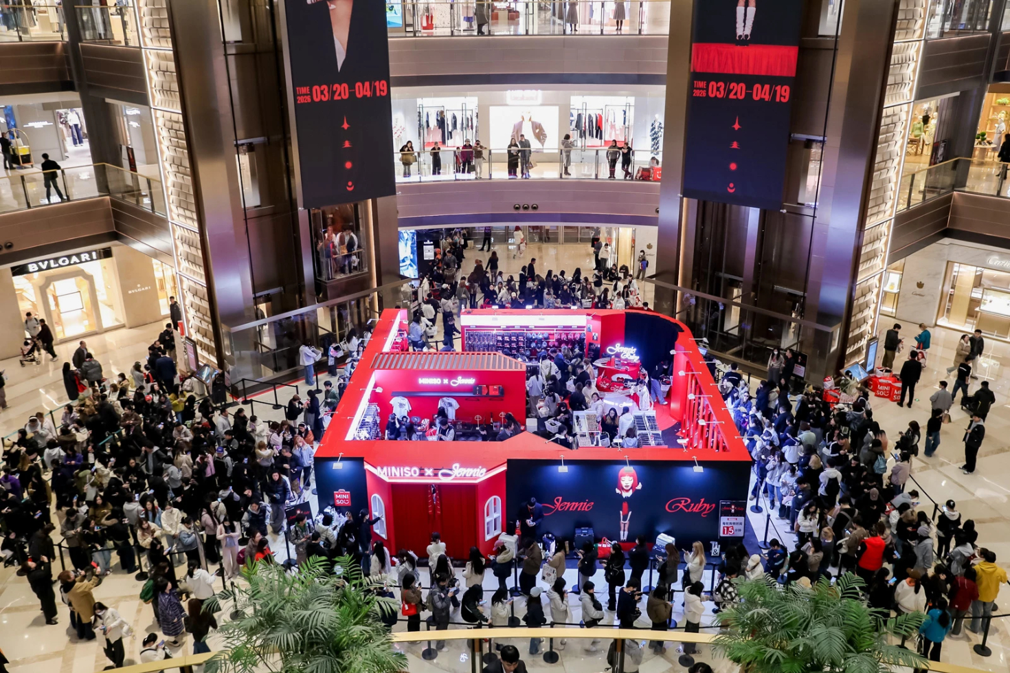 Cảnh tượng gi&agrave;nh giật đồ Jennie ở MINISO: Kh&aacute;ch xếp h&agrave;ng d&agrave;i 3 con đường, đội mưa chờ 6 tiếng- Ảnh 6.