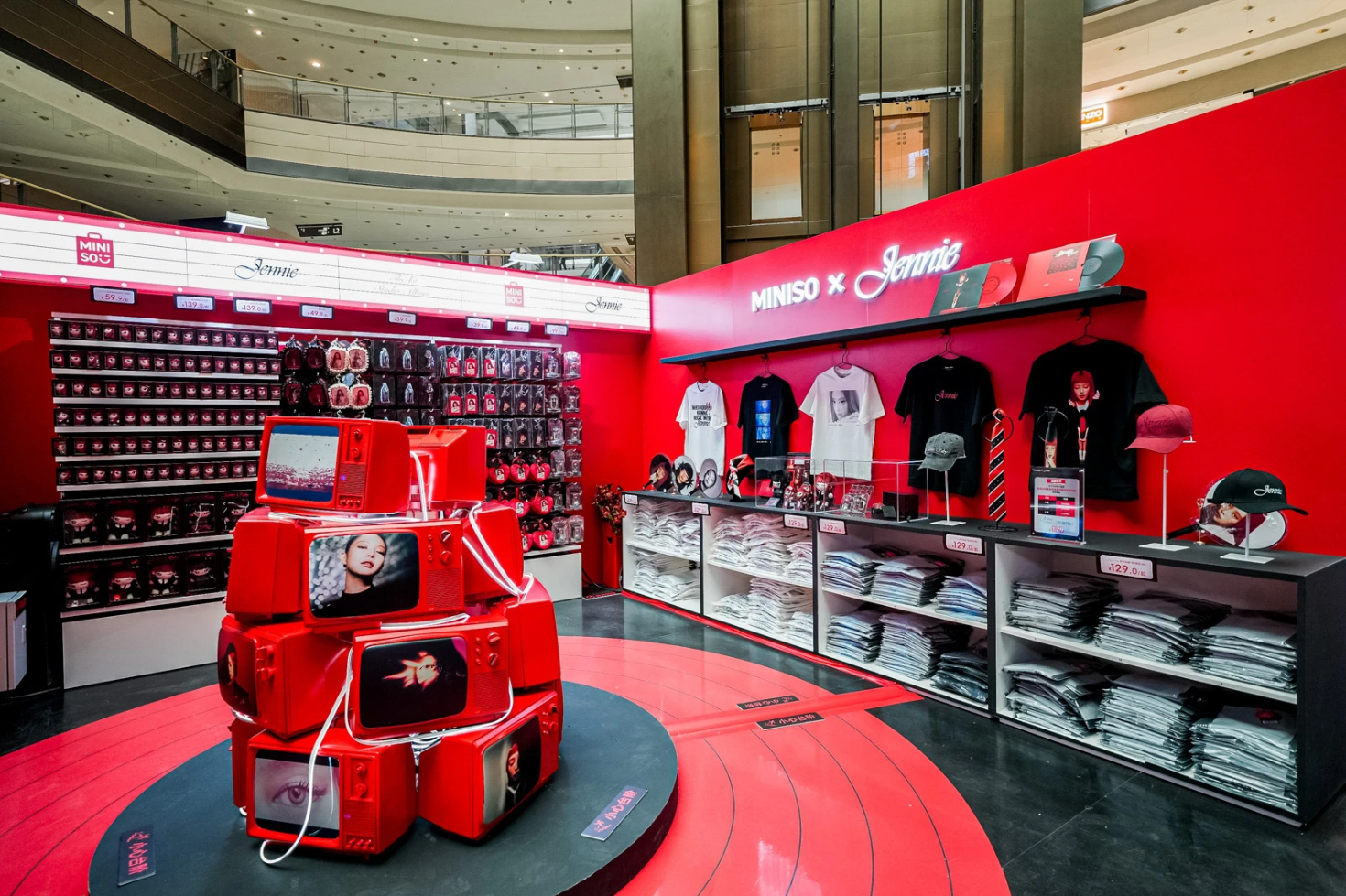 Cảnh tượng gi&agrave;nh giật đồ Jennie ở MINISO: Kh&aacute;ch xếp h&agrave;ng d&agrave;i 3 con đường, đội mưa chờ 6 tiếng- Ảnh 8.