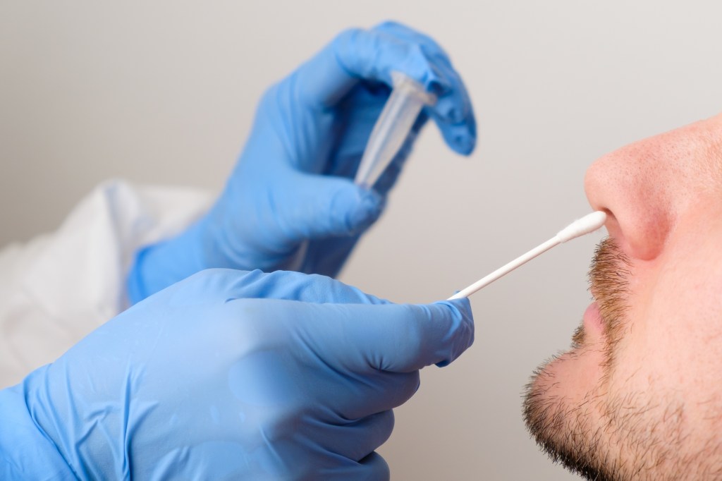 Biến thể COVID &ldquo;Ve sầu&rdquo; l&acirc;y lan tại Mỹ, nguy cơ g&acirc;y l&agrave;n s&oacute;ng dịch mới- Ảnh 2.