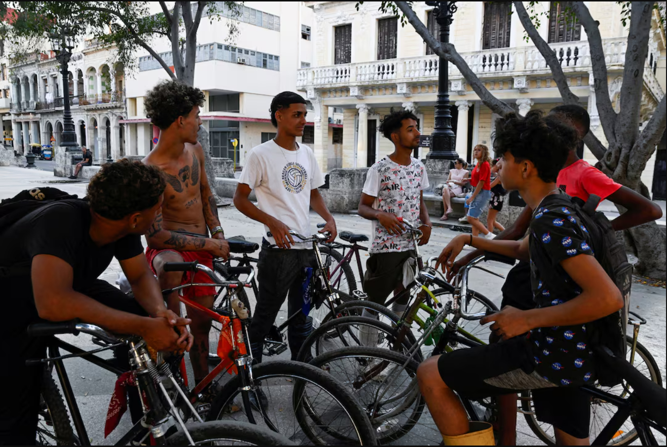 Cạn xăng triền mi&ecirc;n, đường phố Cuba như 'xuy&ecirc;n kh&ocirc;ng' khi phương tiện tưởng đ&atilde; biến mất đồng loạt trở lại- Ảnh 5.