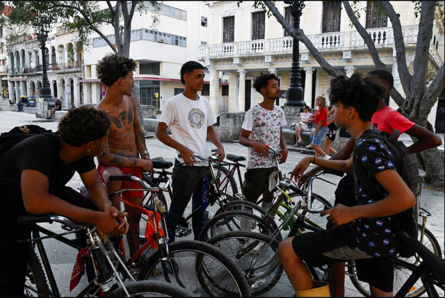 Cạn xăng triền mi&ecirc;n, đường phố Cuba như 'xuy&ecirc;n kh&ocirc;ng' khi phương tiện tưởng đ&atilde; biến mất đồng loạt trở lại- Ảnh 6.