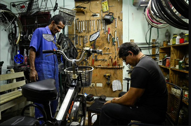 Cạn xăng triền mi&ecirc;n, đường phố Cuba như 'xuy&ecirc;n kh&ocirc;ng' khi phương tiện tưởng đ&atilde; biến mất đồng loạt trở lại- Ảnh 8.