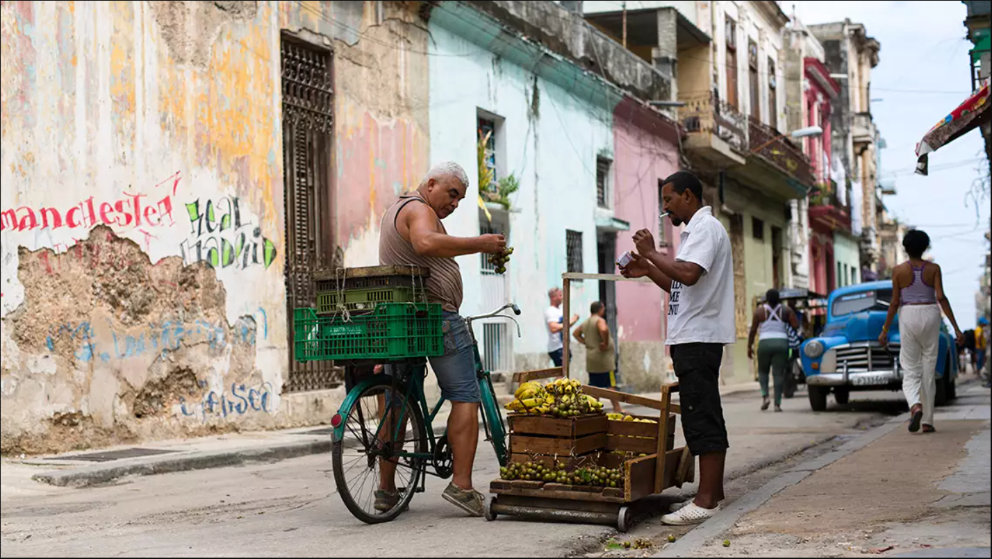 Cạn xăng triền mi&ecirc;n, đường phố Cuba như 'xuy&ecirc;n kh&ocirc;ng' khi phương tiện tưởng đ&atilde; biến mất đồng loạt trở lại- Ảnh 3.