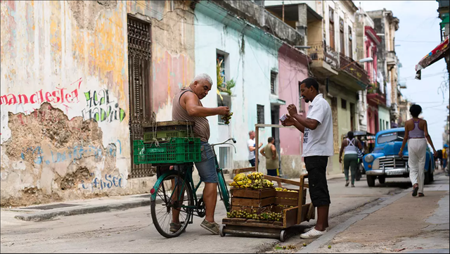 Cạn xăng triền mi&ecirc;n, đường phố Cuba như 'xuy&ecirc;n kh&ocirc;ng' khi phương tiện tưởng đ&atilde; biến mất đồng loạt trở lại- Ảnh 4.