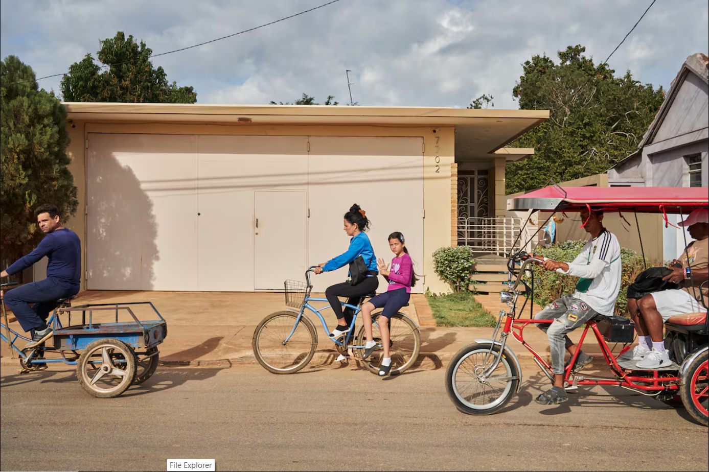 Cạn xăng triền mi&ecirc;n, đường phố Cuba như 'xuy&ecirc;n kh&ocirc;ng' khi phương tiện tưởng đ&atilde; biến mất đồng loạt trở lại- Ảnh 1.