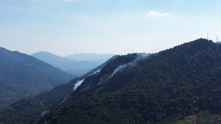 Ch&aacute;y rừng tr&ecirc;n đ&egrave;o Bảo Lộc, hơn 100 người tham gia dập lửa- Ảnh 2.