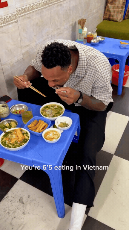 Kh&aacute;ch T&acirc;y co cụm, kh&eacute;p n&eacute;p để ăn phở Việt tại phố cổ H&agrave; Nội- Ảnh 2.