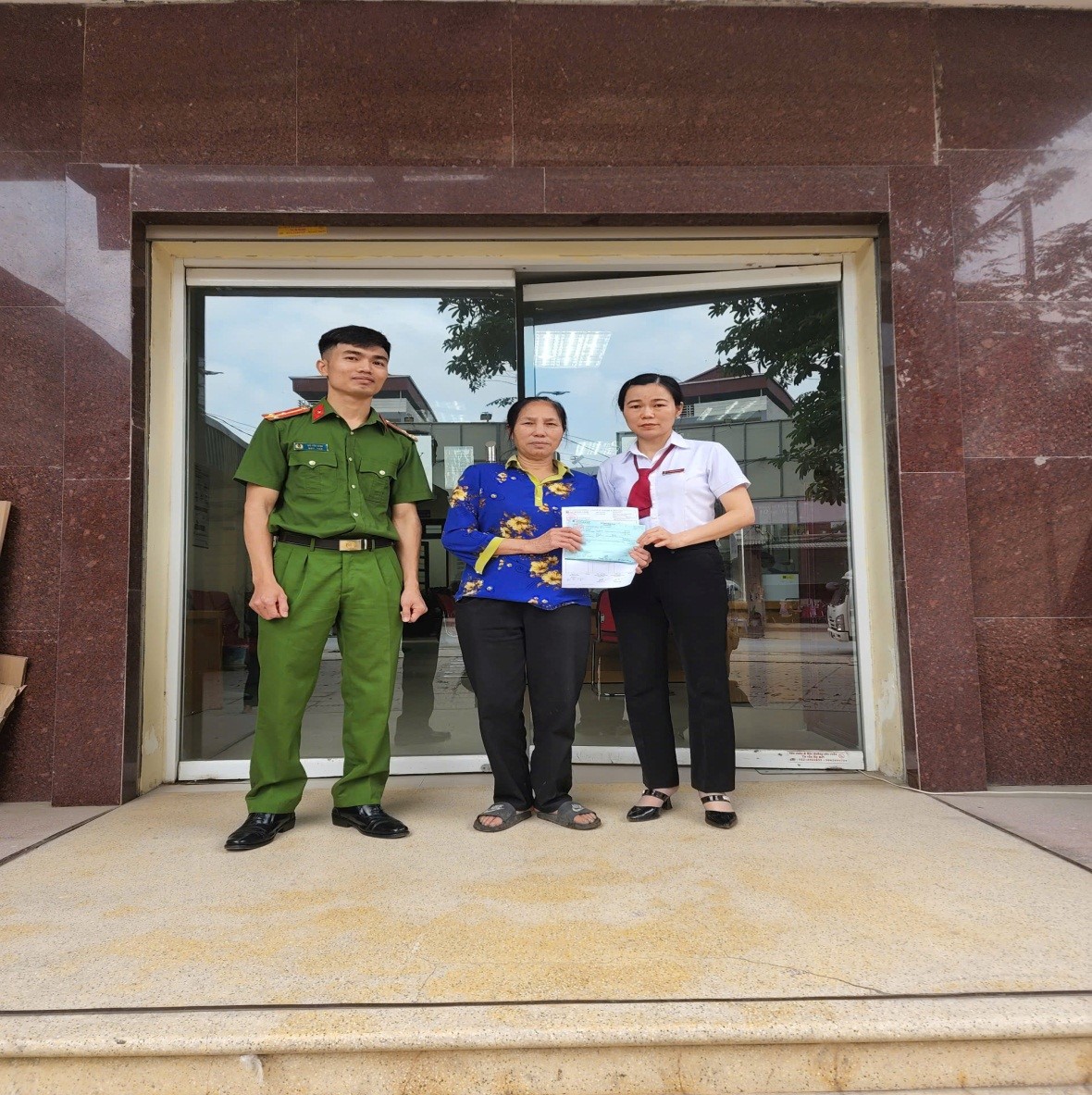 T&agrave;i khoản ng&acirc;n h&agrave;ng của người phụ nữ SN 1962 bất ngờ c&oacute; giao dịch 20 triệu đồng, c&ocirc;ng an nhanh ch&oacute;ng v&agrave;o cuộc x&aacute;c minh- Ảnh 2.