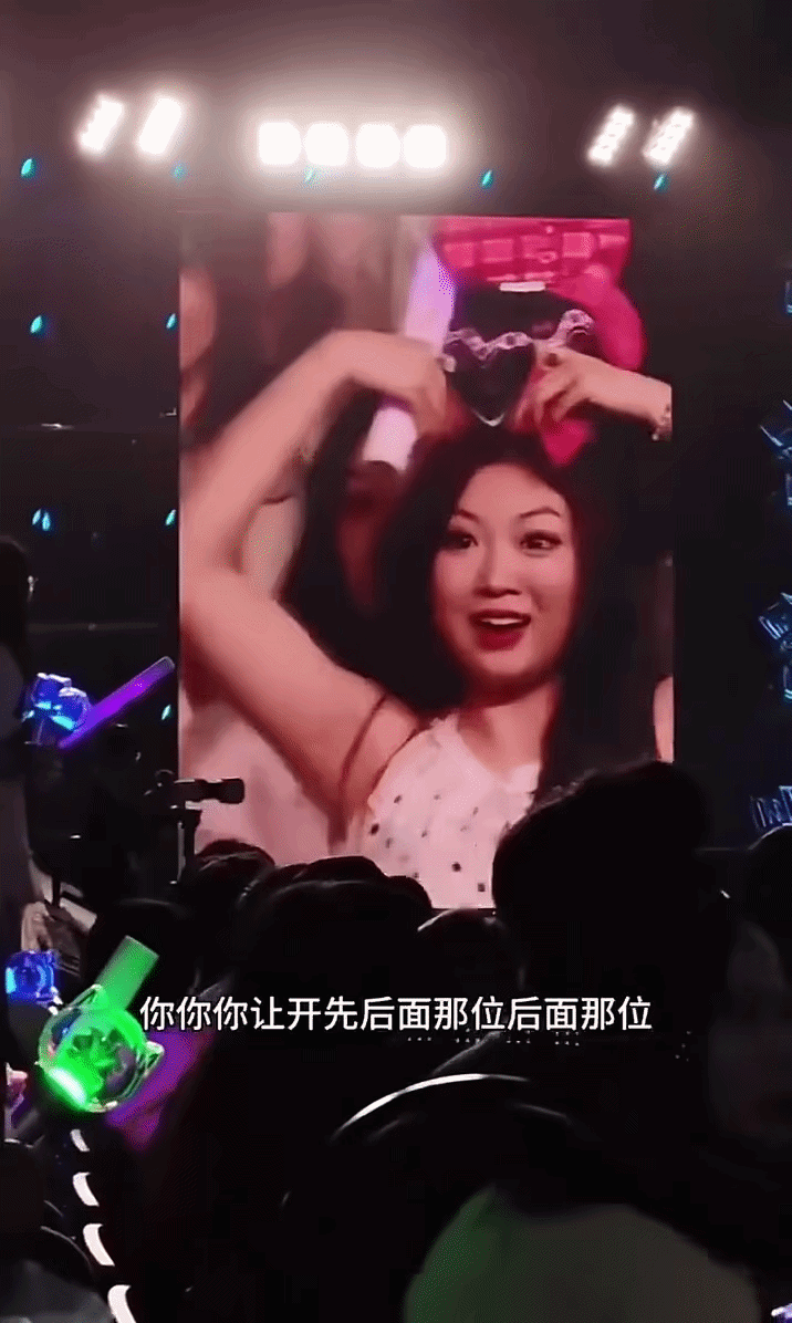 Clip: Kh&aacute;n giả nữ s&acirc;n si &ldquo;giật spotlight&rdquo; của người kh&aacute;c, c&aacute;i kết khiến MXH hả h&ecirc;- Ảnh 5.