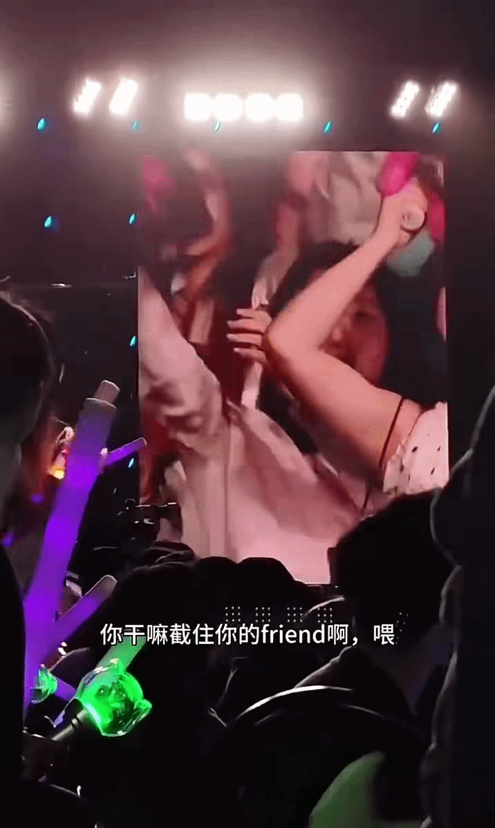 Clip: Kh&aacute;n giả nữ s&acirc;n si &ldquo;giật spotlight&rdquo; của người kh&aacute;c, c&aacute;i kết khiến MXH hả h&ecirc;- Ảnh 4.