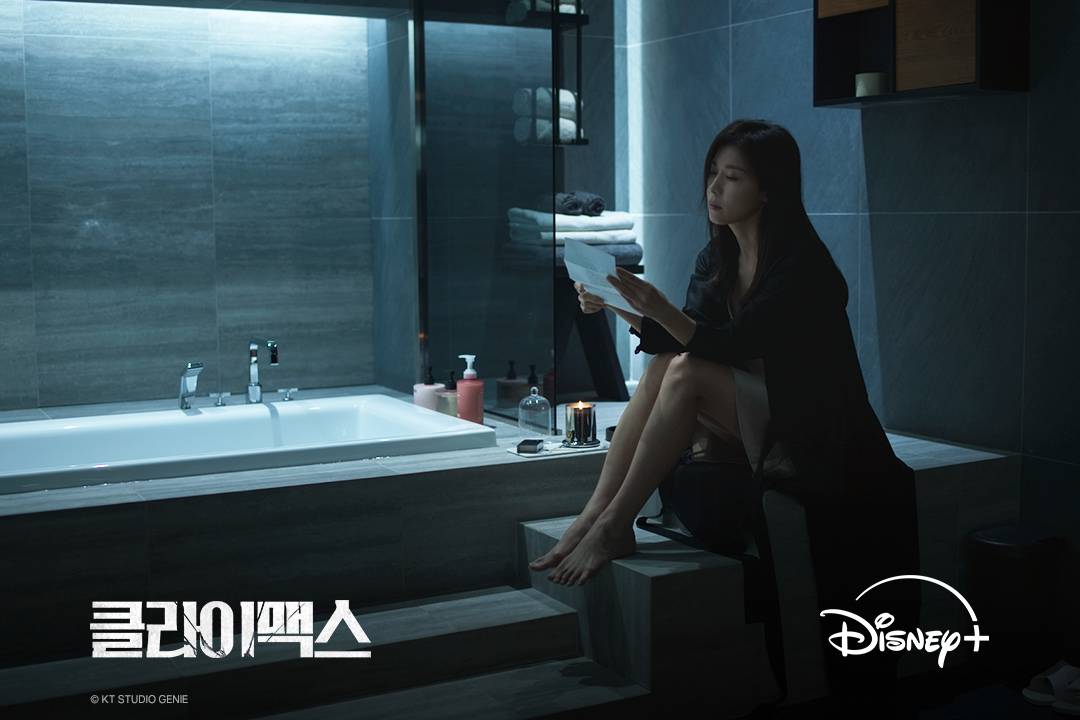 Climax: Bóc trần góc tối chính trị - giải trí Hàn Quốc bằng diễn xuất đỉnh cao của Joo Ji Hoon và Ha Ji Won- Ảnh 3. Climax: Bóc trần góc tối chính trị - giải trí Hàn Quốc bằng diễn xuất đỉnh cao của Joo Ji Hoon và Ha Ji Won- Ảnh 3.