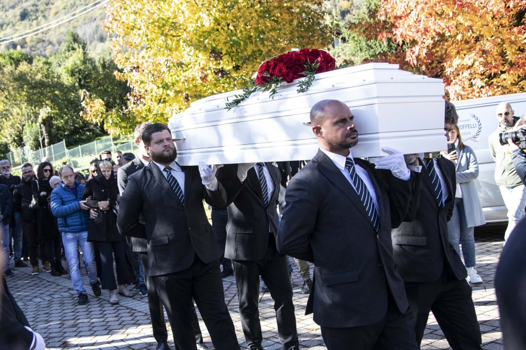 Người mẫu bị bạn trai s&aacute;t hại d&atilde; man: Mộ phần bị x&acirc;m phạm sau 5 th&aacute;ng, 1 phần cơ thể biến mất b&iacute; ẩn- Ảnh 2.