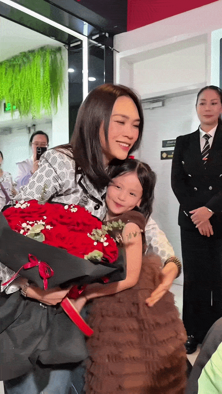 Mỹ T&acirc;m hội ngộ b&eacute; g&aacute;i 7 tuổi g&acirc;y sốt tại A80, Mai T&agrave;i Phến bị r&eacute;o t&ecirc;n v&igrave; một l&yacute; do- Ảnh 1.