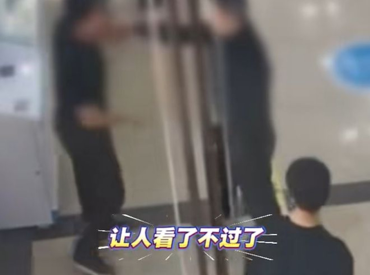 Ghen tu&ocirc;ng v&igrave; b&aacute;c sĩ nam kh&aacute;m cho vợ bầu, chồng đến đại n&aacute;o bệnh viện, đ&ograve;i "mai ly h&ocirc;n" v&agrave; h&uacute;c đầu v&agrave;o tường tự tử- Ảnh 2.